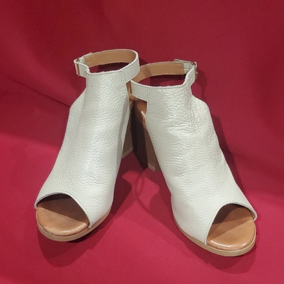 l'artigiano lucchese Shoes - l'artigiano lucchese Italian Cream and Tan Peep-Toe Heels with Chunky Heel